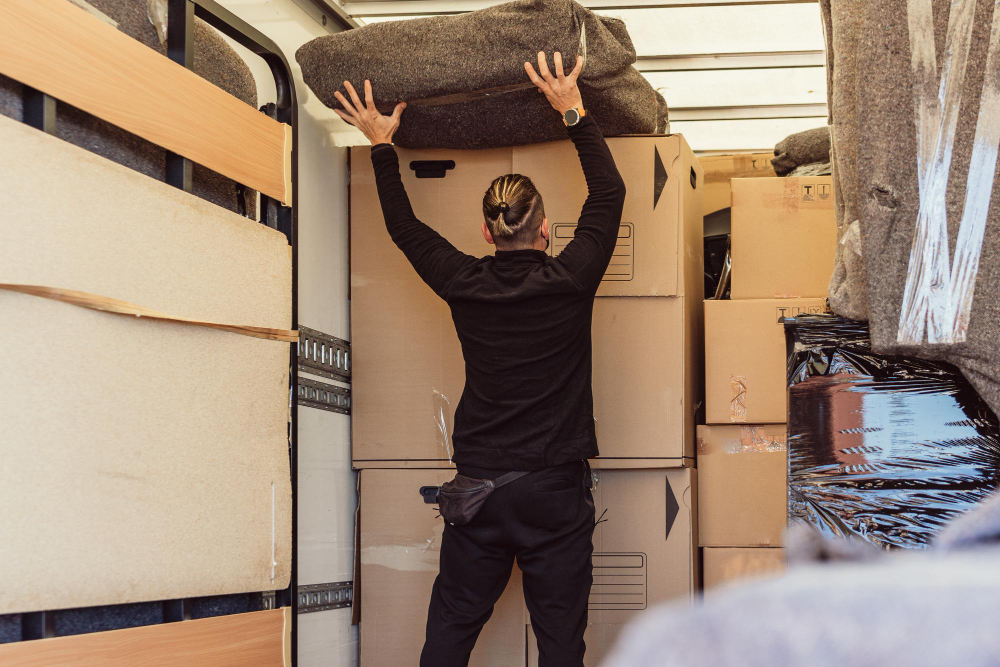 How to Efficiently Clear Out Your Storage Unit